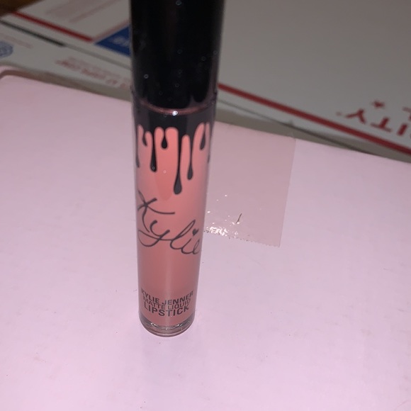 Kylie Jenner Matte Liquid Lipstick - Picture 3 of 7
